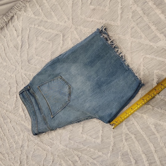 Light wash, distressed mid rise Universal Threads bermuda shorts size 14! - Picture 10 of 10